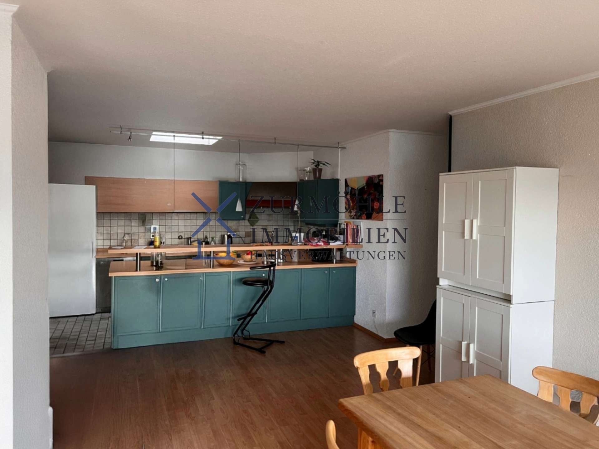 Blick vom Essbereich in die Küche